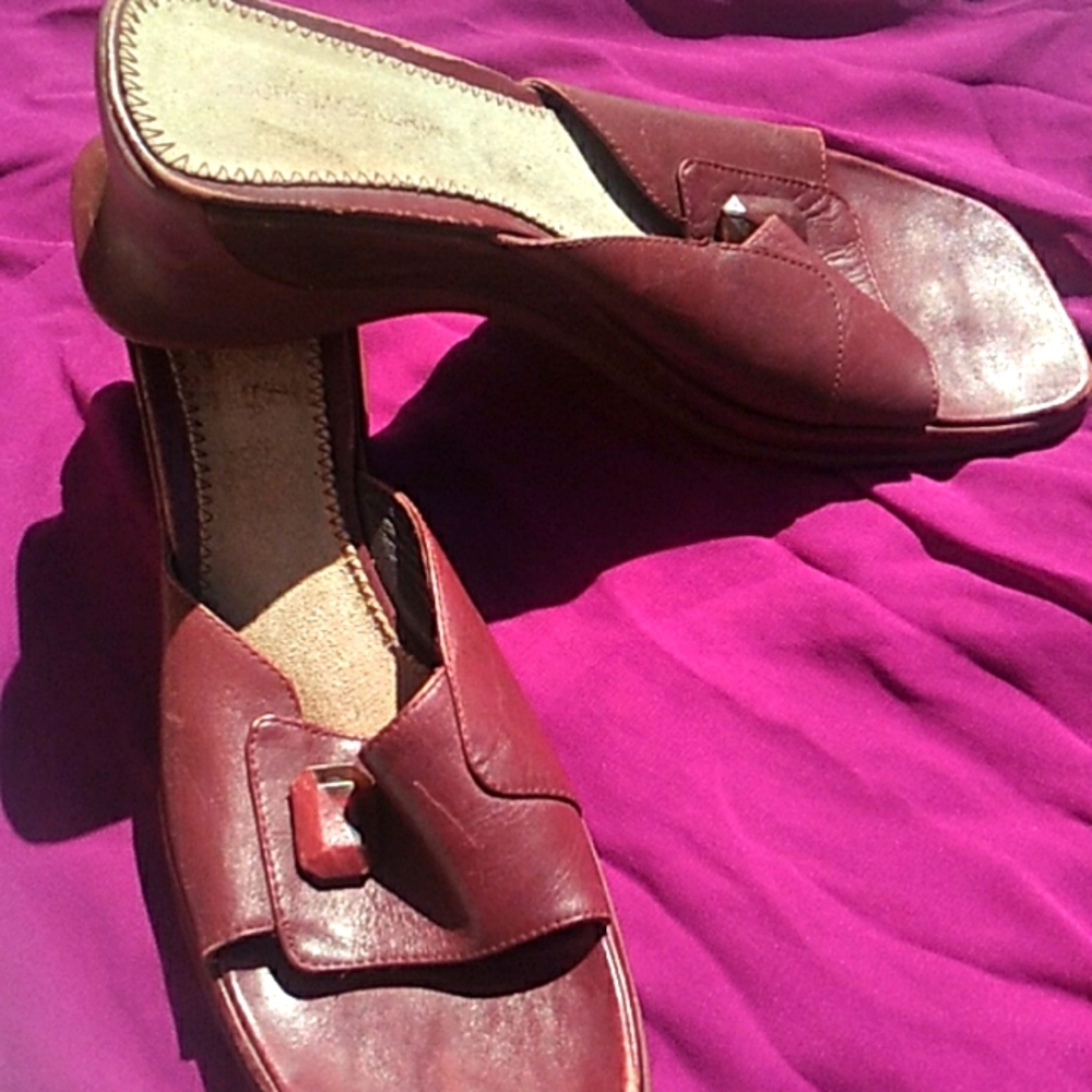 💃 BCBG MAXAZRIA Sandals VINTAGE MERLOT Leather WEDGE & GEMSTONE